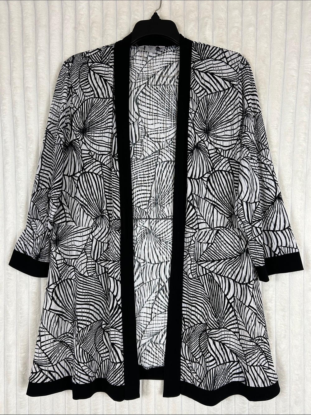 Allison Daley black and white abstract leaf print kimono style cardigan 1X